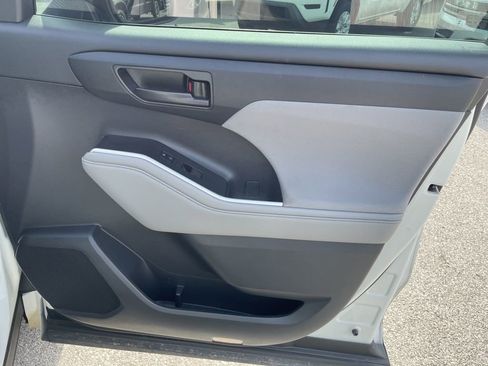 Used 2021 Toyota Highlander LE FWD image 28