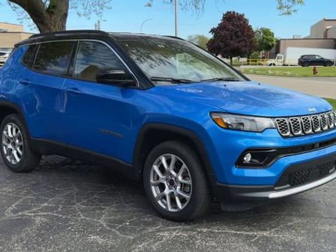 Used 2025 Jeep Compass Limited AWD/4WD image 2