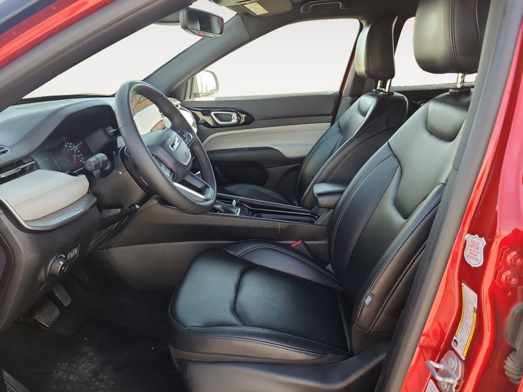 Used 2025 Jeep Compass Limited AWD/4WD image 9