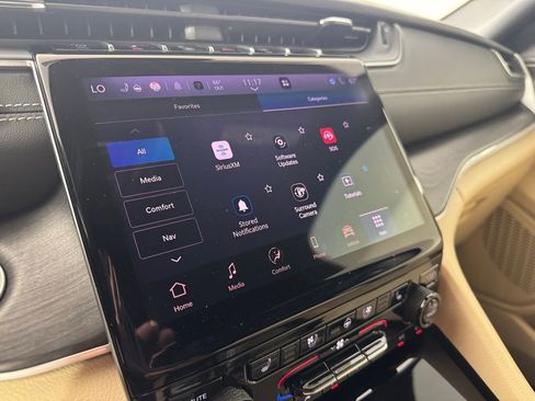 Used 2025 Jeep Grand Cherokee Limited w/ Luxury Tech Group II image 34