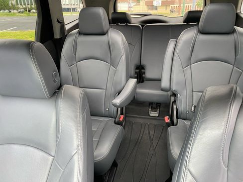 Used 2019 Buick Enclave Essence w/ LPO, Sport Appearance Package FWD image 17
