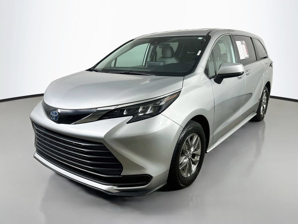Used 2024 Toyota Sienna LE FWD image 3