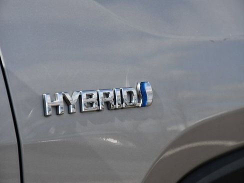 Used 2019 Toyota RAV4 LE w/ Carpet Mat Package image 18