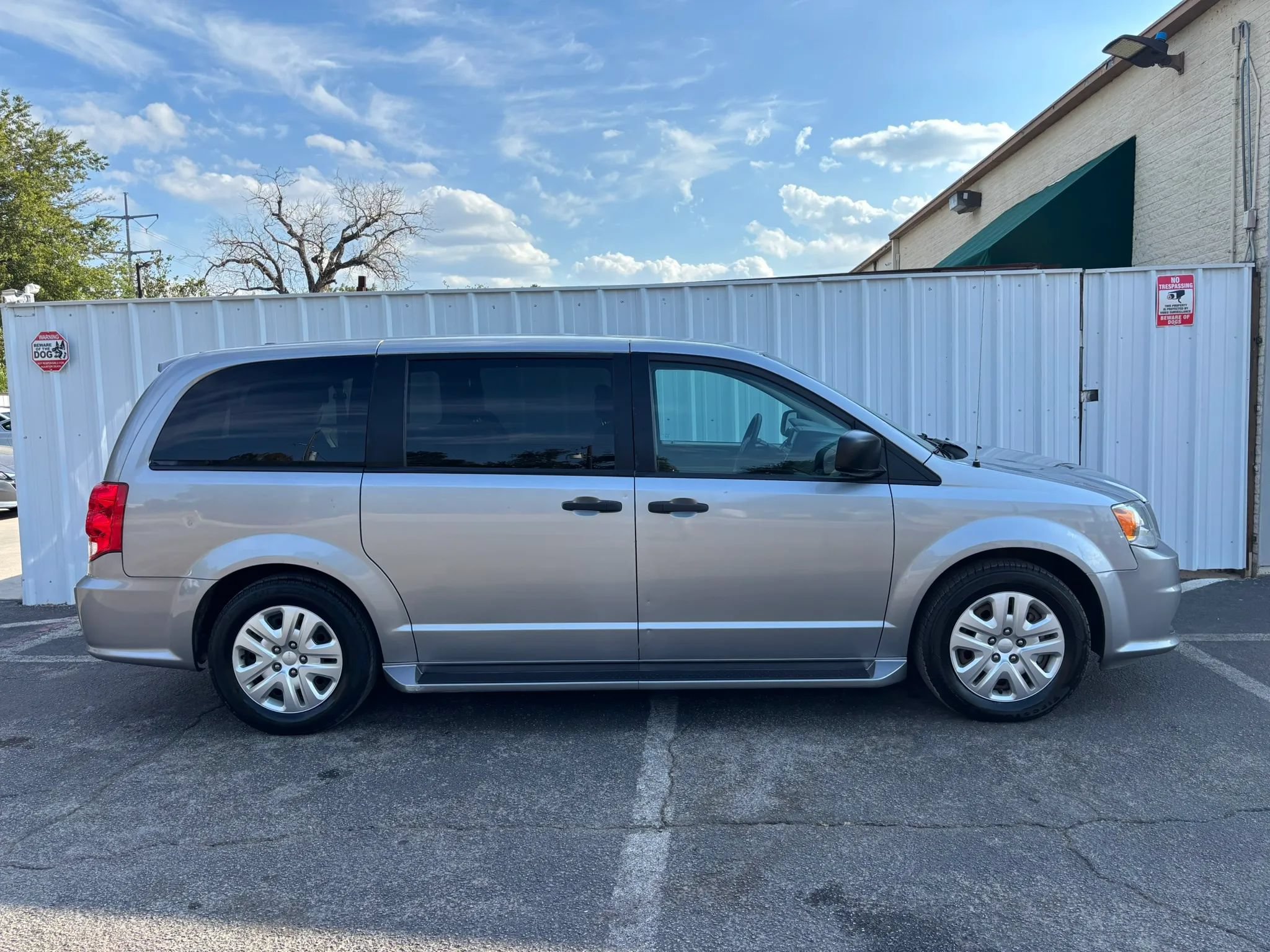 Used 2019 Dodge Grand Caravan SE w/ UConnect Hands-Free Group FWD image 7