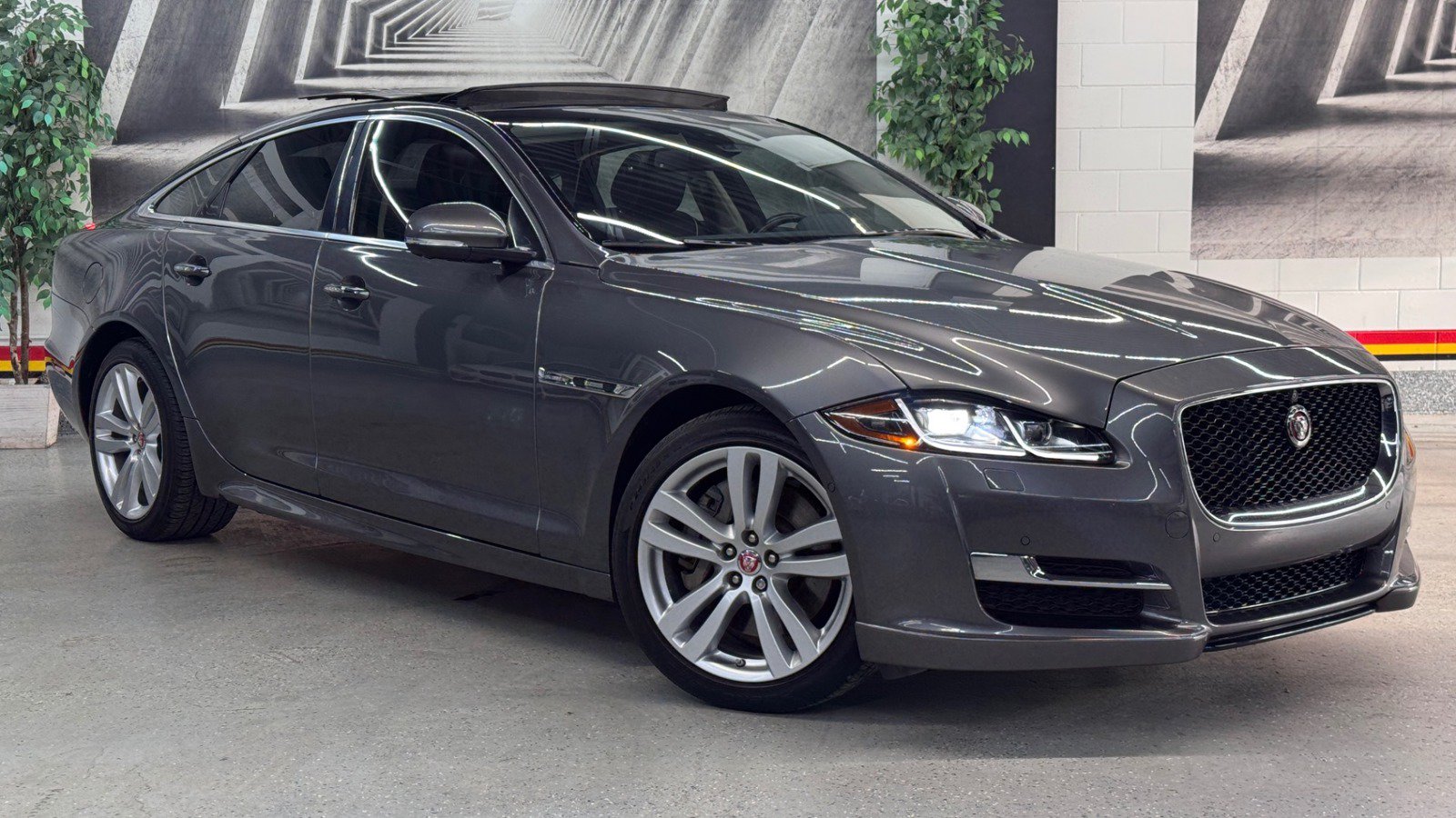 Used 2016 Jaguar XJ R-Sport AWD/4WD image 1