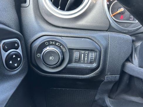 Used 2018 Jeep Wrangler Unlimited Sahara w/ Cold Weather Group image 19