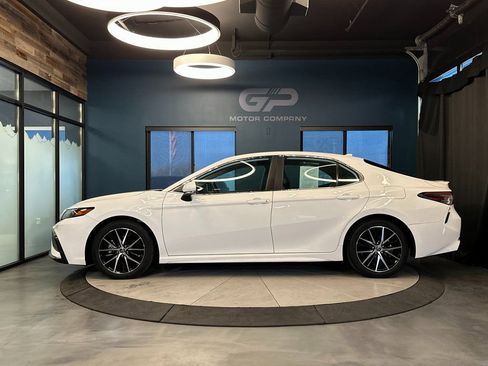 Used 2022 Toyota Camry SE image 6