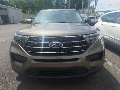 Used 2021 Ford Explorer XLT AWD/4WD image 2