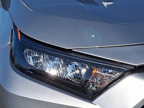 Used 2022 Toyota RAV4 LE image 9