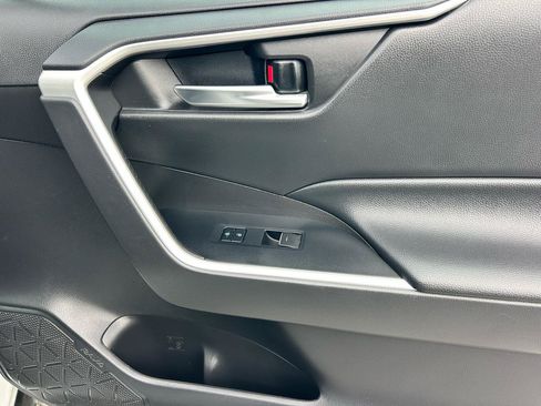 Used 2022 Toyota RAV4 XLE FWD image 9