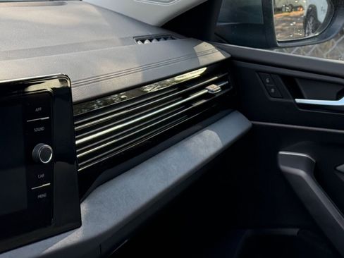 Used 2025 Volkswagen Jetta SE image 29