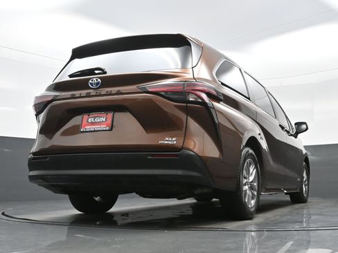 Used 2021 Toyota Sienna XLE FWD image 33