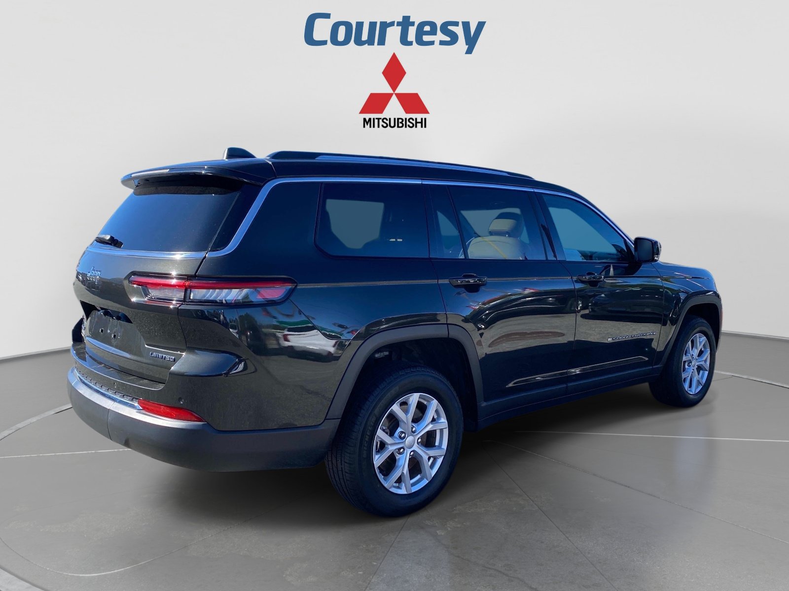 Used 2023 Jeep Grand Cherokee L Limited AWD/4WD image 7