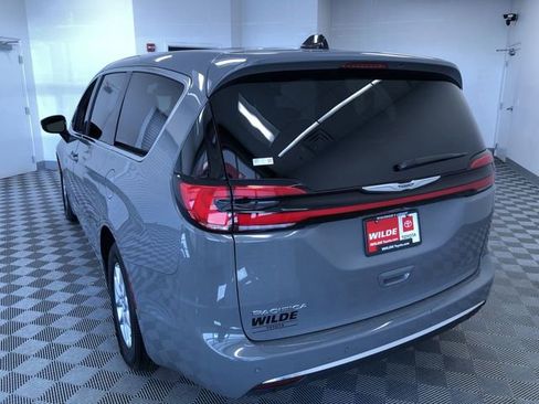 Used 2025 Chrysler Pacifica Select FWD image 13