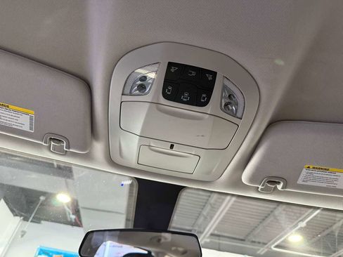 Used 2022 Chrysler Voyager LX image 27