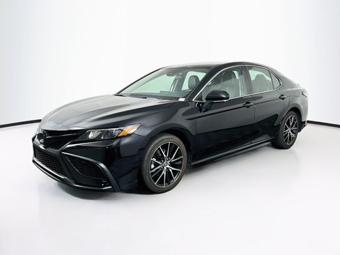 Used 2023 Toyota Camry SE FWD image 3
