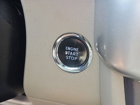 Used 2017 Toyota Highlander XLE w/ Carpet Mat Package AWD/4WD image 15