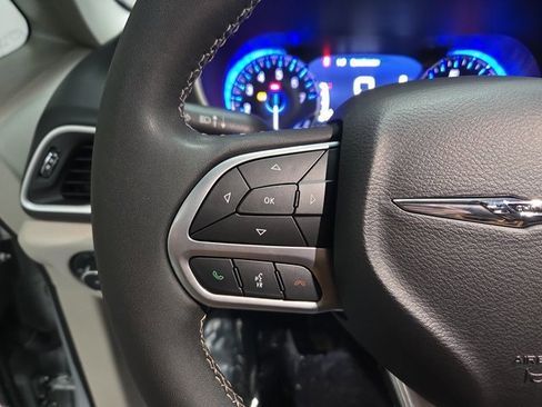 Used 2024 Chrysler Pacifica Touring-L image 19