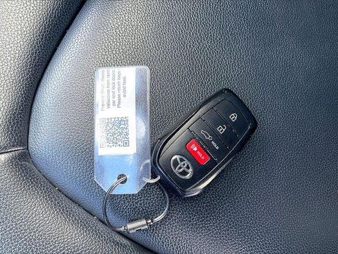 Used 2024 Toyota Highlander XLE image 10