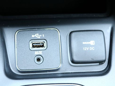 Used 2020 Jeep Cherokee Limited image 29