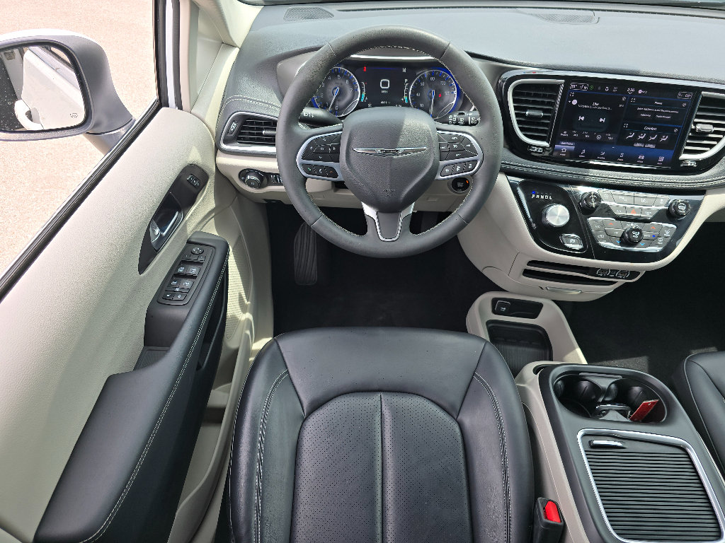 Used 2023 Chrysler Pacifica Touring-L AWD/4WD image 17