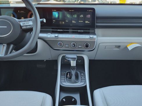 Certified 2025 Hyundai Kona SE image 18