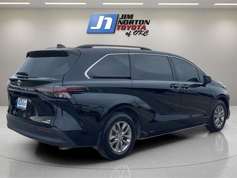 Used 2023 Toyota Sienna LE image 5