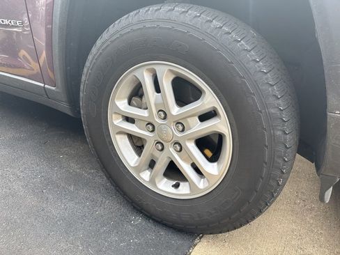 Used 2023 Jeep Grand Cherokee Laredo w/ Luxury Tech Group I image 5