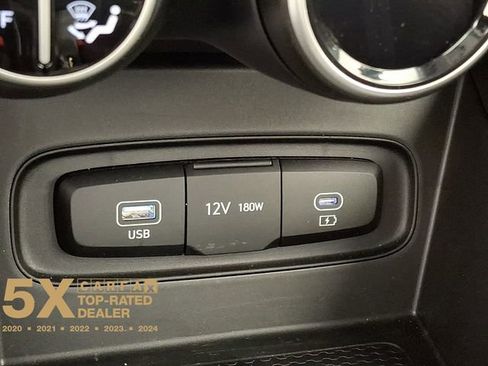 Certified 2025 Hyundai Venue SEL image 30