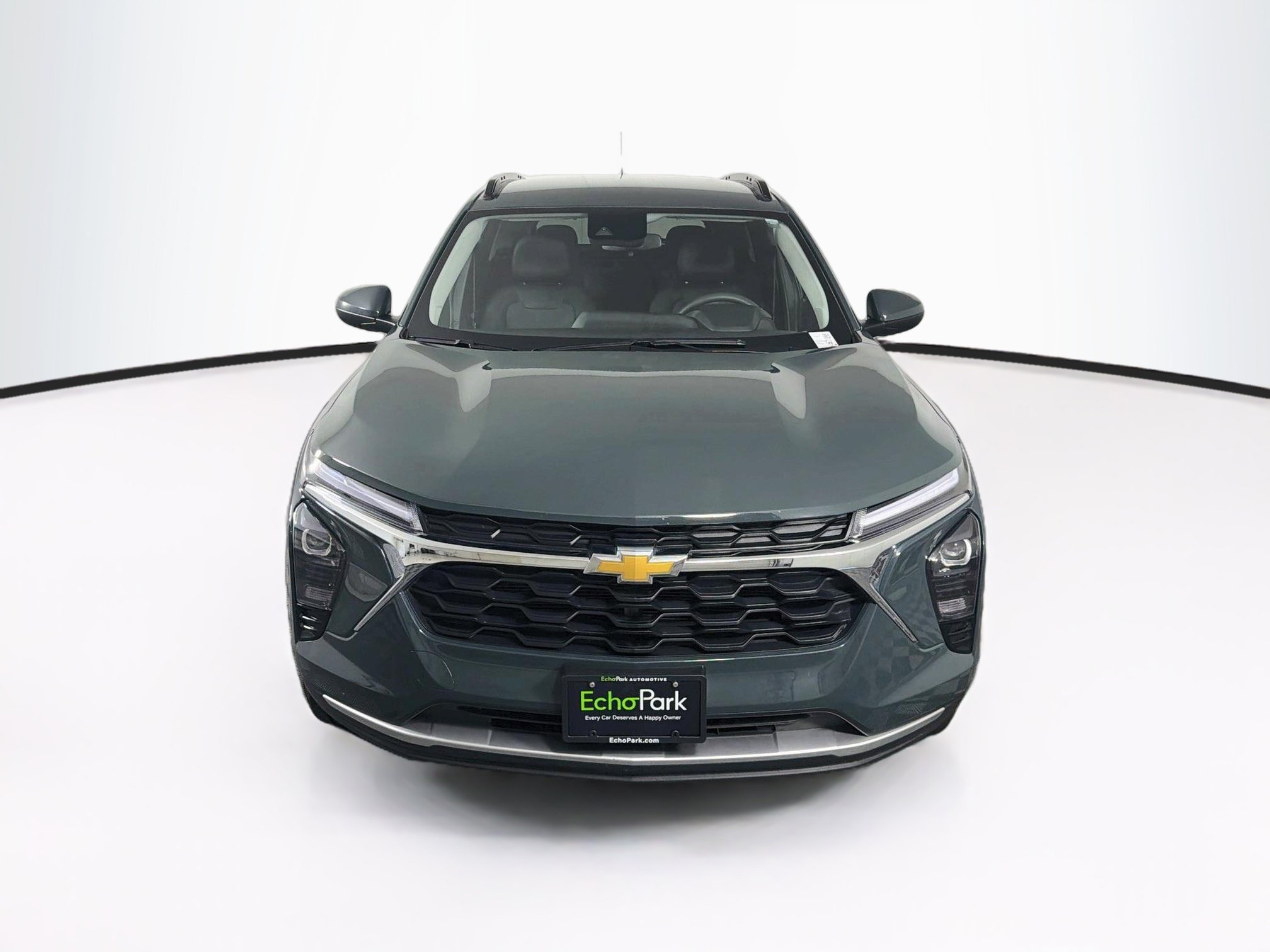 Used 2025 Chevrolet Trax LT FWD image 2