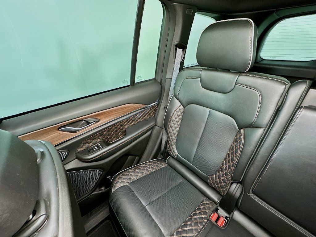 Used 2025 Jeep Grand Cherokee Summit AWD/4WD image 12