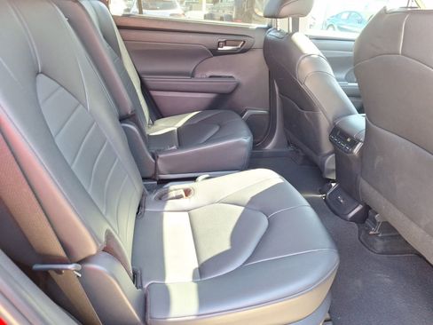 Used 2024 Toyota Highlander LE image 31