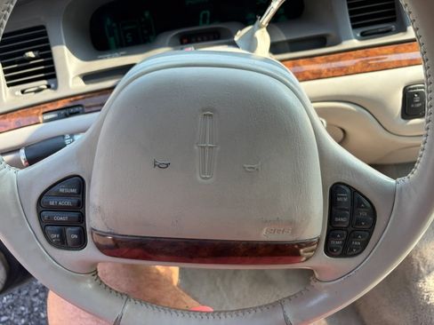 Used 1995 Lincoln Town Car Signature RWD image 36