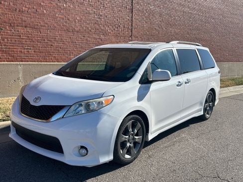 Used 2014 Toyota Sienna SE image 1