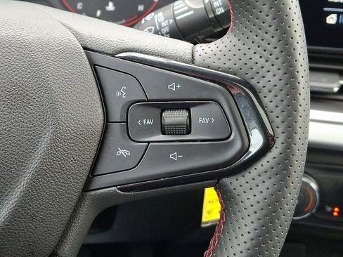 Certified 2025 Chevrolet Trax RS w/ Sunroof Package image 22