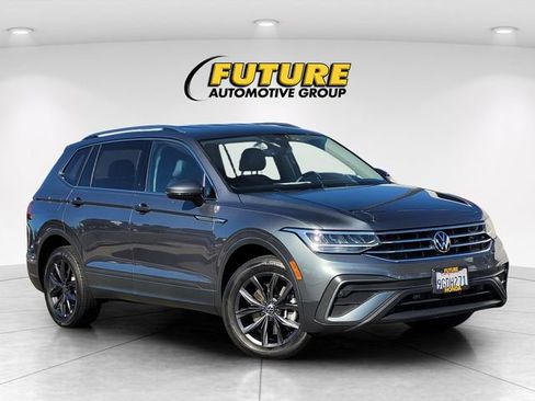 Used 2023 Volkswagen Tiguan SE FWD image 1