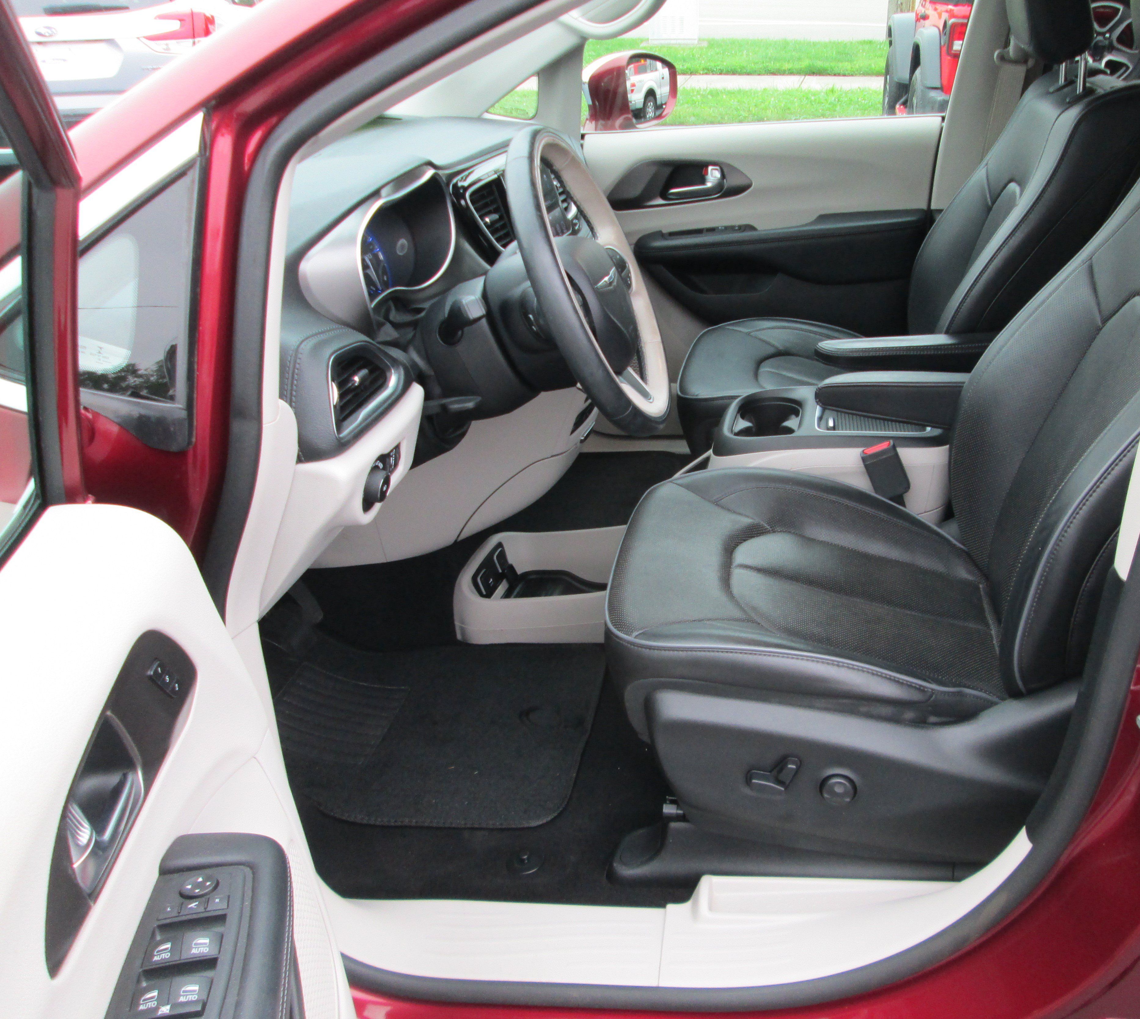 Used 2019 Chrysler Pacifica Limited w/ Advanced Safetytec Group FWD image 10