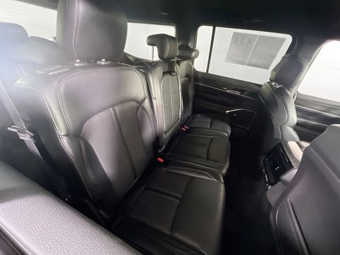 Used 2022 Jeep Wagoneer Series III AWD/4WD image 27