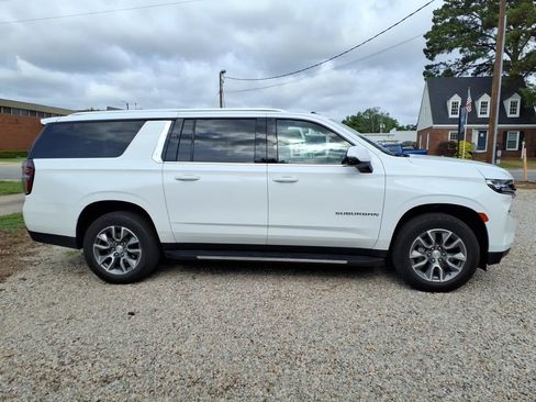 Used 2024 Chevrolet Suburban LT w/ LT Signature Plus Package AWD/4WD image 2