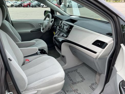 Used 2011 Toyota Sienna LE FWD image 39