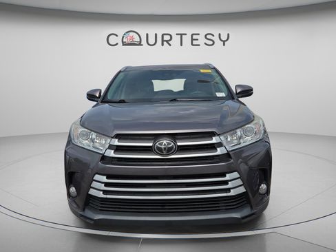 Used 2018 Toyota Highlander XLE FWD image 2