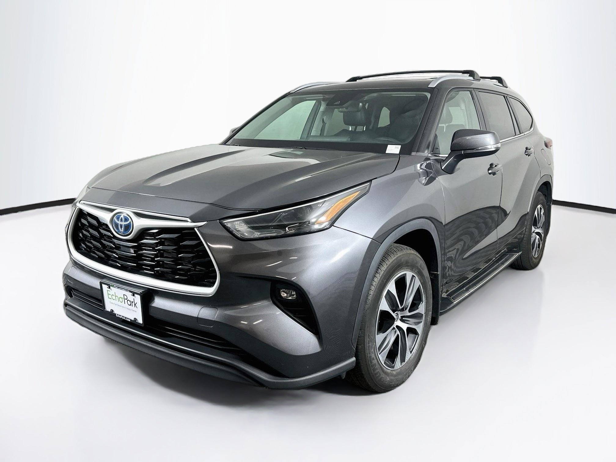 Used 2024 Toyota Highlander XLE AWD/4WD image 3