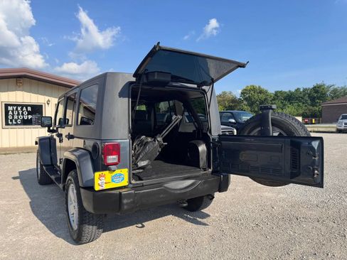 Used 2007 Jeep Wrangler Unlimited Sahara w/ Dual Top Group AWD/4WD image 6