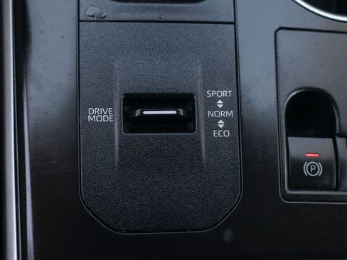 Used 2023 Toyota Highlander XLE image 37