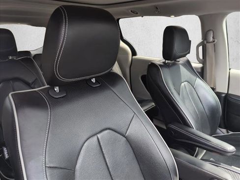 Used 2022 Chrysler Pacifica Limited image 25