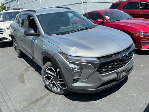 Used 2024 Chevrolet Trax RS w/ Driver Confidence Package FWD image 3