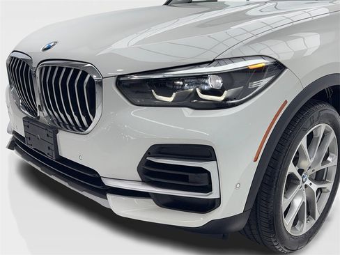 Used 2022 BMW X5 xDrive40i w/ Parking Assistance Package image 5