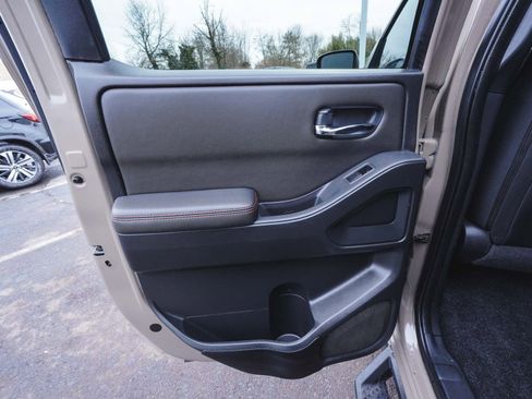 Used 2022 Nissan Frontier PRO-4X image 12