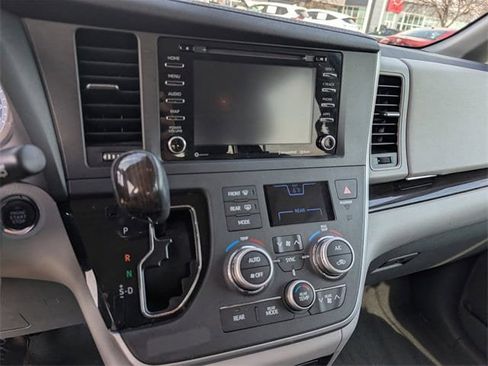 Used 2020 Toyota Sienna XLE Premium image 11
