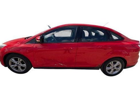Used 2014 Ford Focus SE w/ SE Winter Package FWD image 2